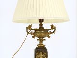 une lampe posée sur une table et munie d'un abat-jour