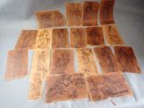plusieurs feuilles de papier kraft sur lesquelles figurent des dessins, posées sur une table