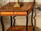 une petite table sur laquelle est posée une lampe, dans une pièce