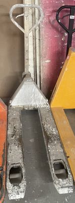 trois engins de chantier alignés les uns à côté des autres