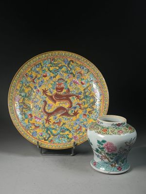 deux assiettes de la « famille » chinoises et une soucoupe