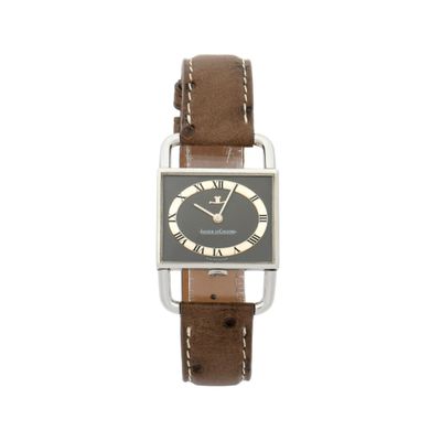 une image représentant une montre carrée avec un cadran noir et un bracelet en cuir marron