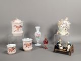 de nombreux vases et figurines exposés sur la table