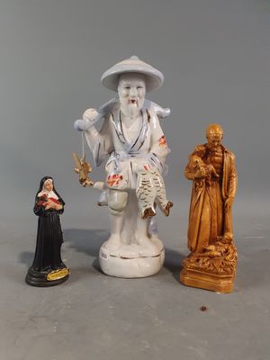 trois figurines représentant un homme et une femme debout l'un à côté de l'autre