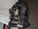 une paire de skis suspendue au plafond d'une pièce