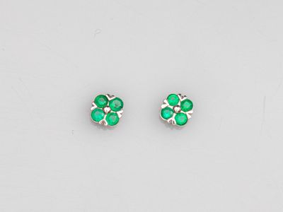 une paire de boucles d'oreilles en émeraude et en or blanc