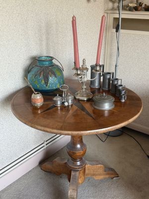 une petite table sur laquelle sont posées des bougies, dans une pièce