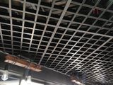 un plafond auquel sont suspendus plusieurs luminaires