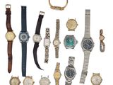 plusieurs types de montres sur une surface blanche