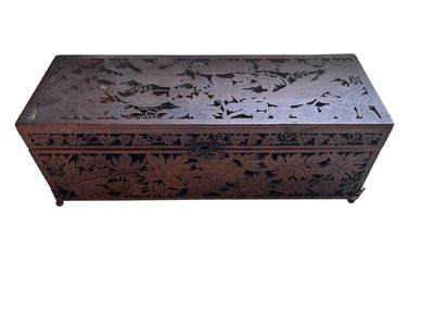 l'image d'une boîte en bois ornée d'un motif floral