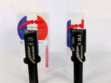 deux brosses à dents noires et blanches posées sur une surface blanche