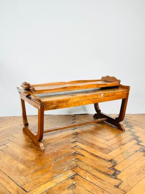 un vieux banc en bois posé sur un parquet en bois dur
