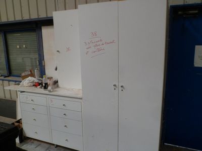 un réfrigérateur placé dans une pièce dont la porte est bleue