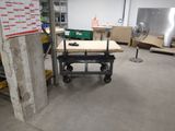 un chariot surmonté d'une table, placé au milieu d'une pièce