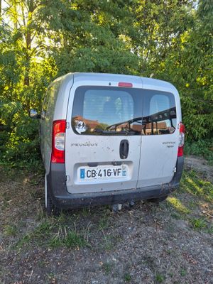 une camionnette garée sur le côté de la route