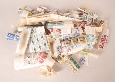 une pile de timbres posée sur une table, sur fond blanc