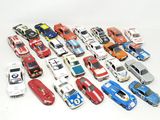 un grand nombre de voitures-jouets qui se trouvent sur la table