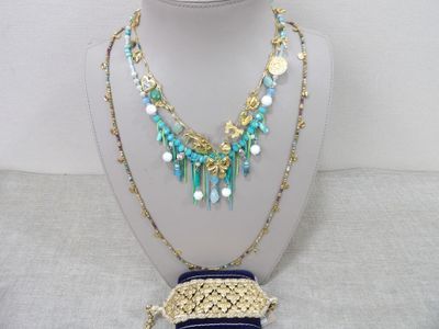 un collier et un sac à main posés sur un présentoir pour mannequin