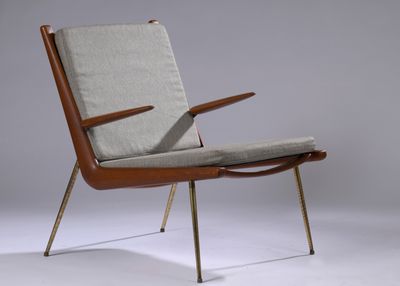 La chaise est en bois et son assise est gris clair.