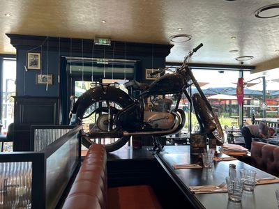 une moto posée sur la table du restaurant