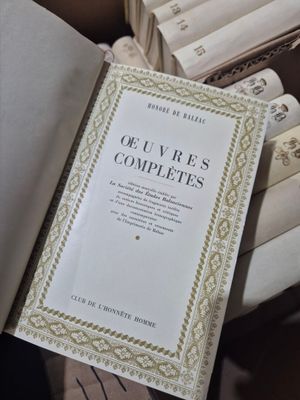 un livre posé au sommet d'une pile de livres