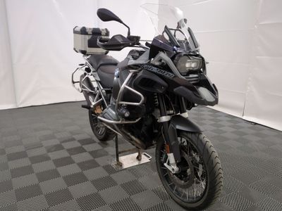 une photo d'une moto garée sur un sol à damier
