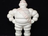 un gros plan sur une figurine représentant un homme avec une écharpe autour du cou