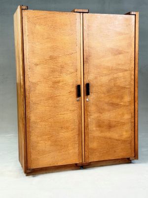 une image d'une armoire en bois avec deux portes