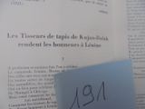 une feuille de papier posée sur un livre ouvert