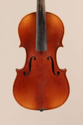 un vieux violon avec un archet sur fond blanc