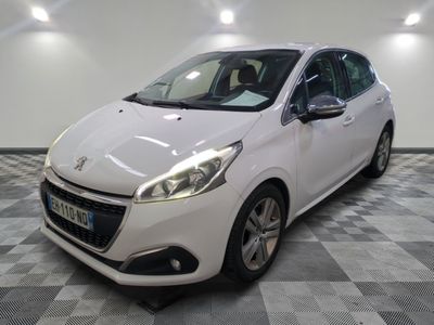 la petite voiture blanche est garée dans la pièce au sol en damier