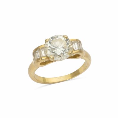 gros plan d'une bague en diamant sur fond blanc