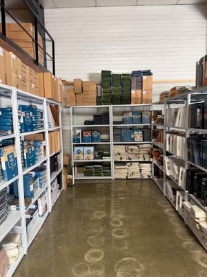 une pièce avec de nombreuses étagères et des cartons posés sur ces étagères