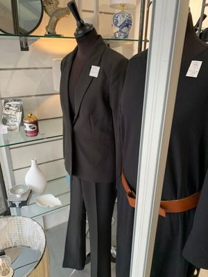 trois costumes exposés dans une vitrine
