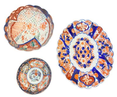 CHINE Lot comprenant coupe sur pied, plat ovale et coupelle …