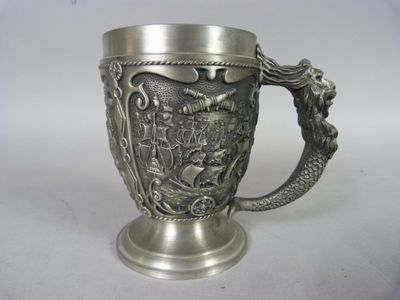 une coupe en argent ornée d'une poignée en forme de dragon