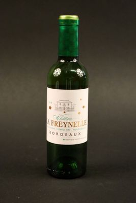 une bouteille de vin posée sur une table