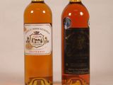 deux bouteilles de vin posées l'une à côté de l'autre sur une surface blanche