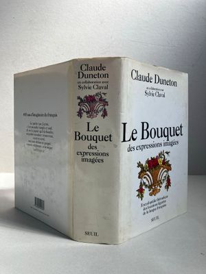 une boîte de vin posée sur une table