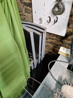 une écharpe verte accrochée à un crochet fixé au mur