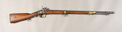 un vieux fusil accroché au mur d'une pièce