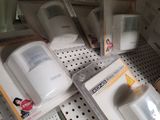 de nombreux appareils électroniques exposés dans un magasin