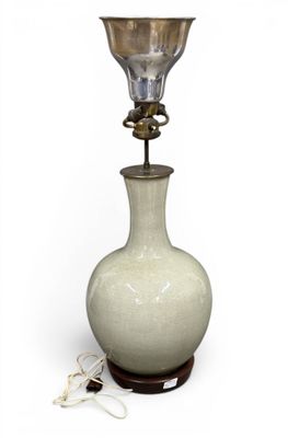 Grand vase en grès céladon à fond craquelé. Chine, fin du XI…