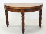 une image d'une table en bois avec un plateau incurvé