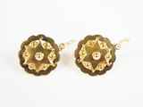 une paire de boucles d'oreilles plaquées or ornées d'un motif floral