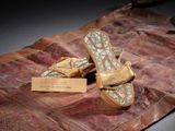 une paire de chaussures posée sur un morceau de tissu