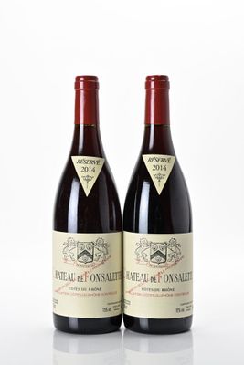 deux bouteilles de vin posées l'une à côté de l'autre sur une surface blanche