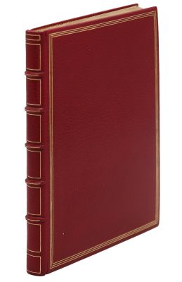 un livre rouge avec des bordures dorées et une couverture rouge
