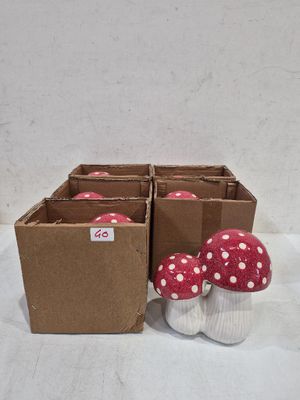 une boîte de champignons rouges et blancs posée à côté d'une boîte de champignons rouges et blancs