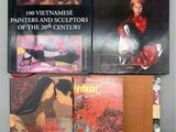 plusieurs livres sont empilés sur une table